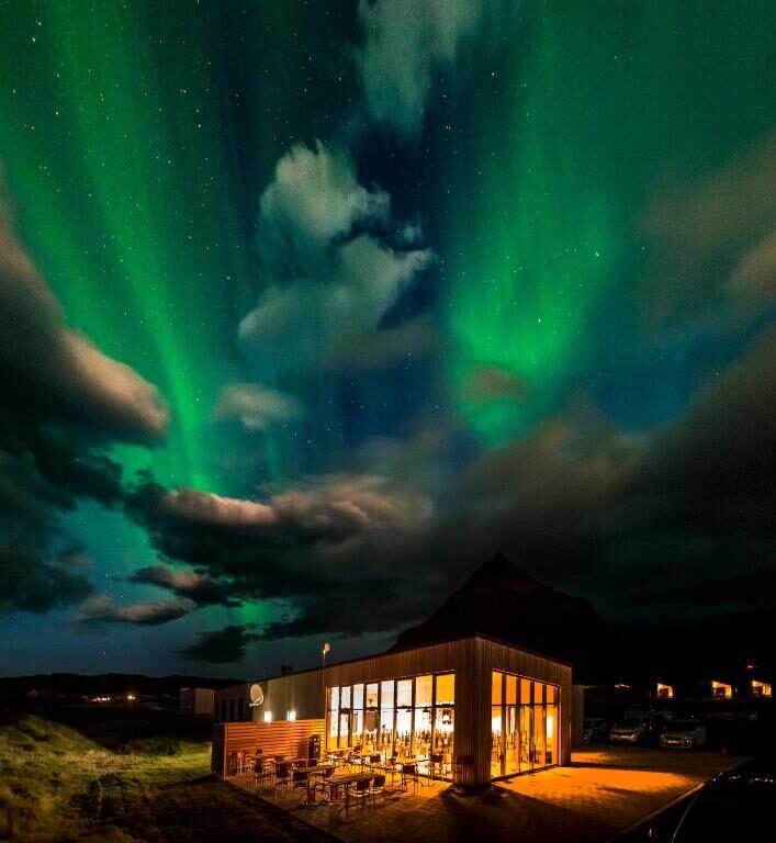 Noche de lujo bajo las auroras boreales